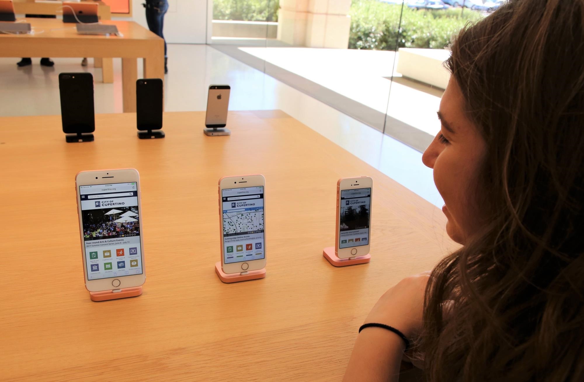 Apple store iPhone display